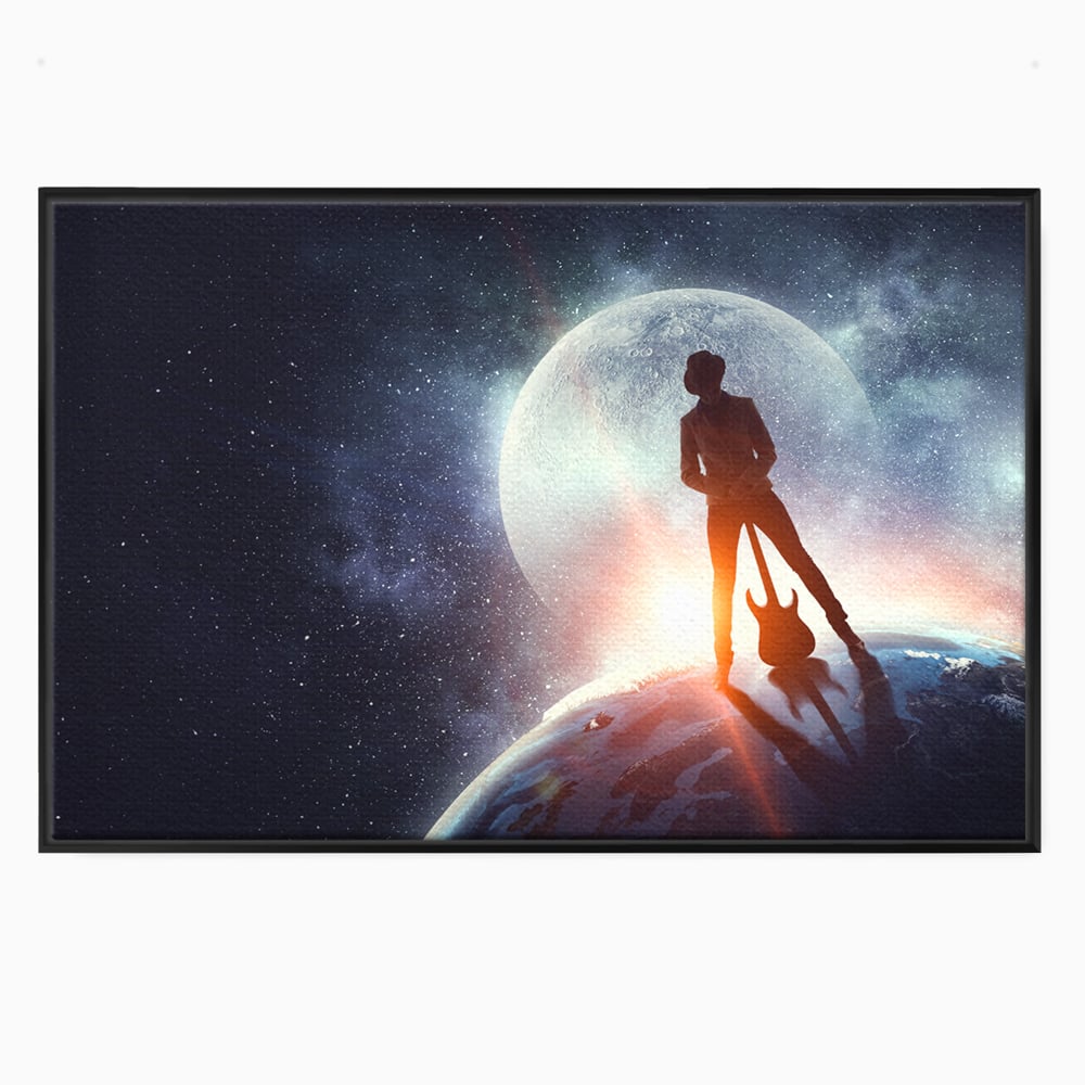 Tablou canvas cu ilustratie digitala cu un cantaret pe glob, in rama de aluminiu negru